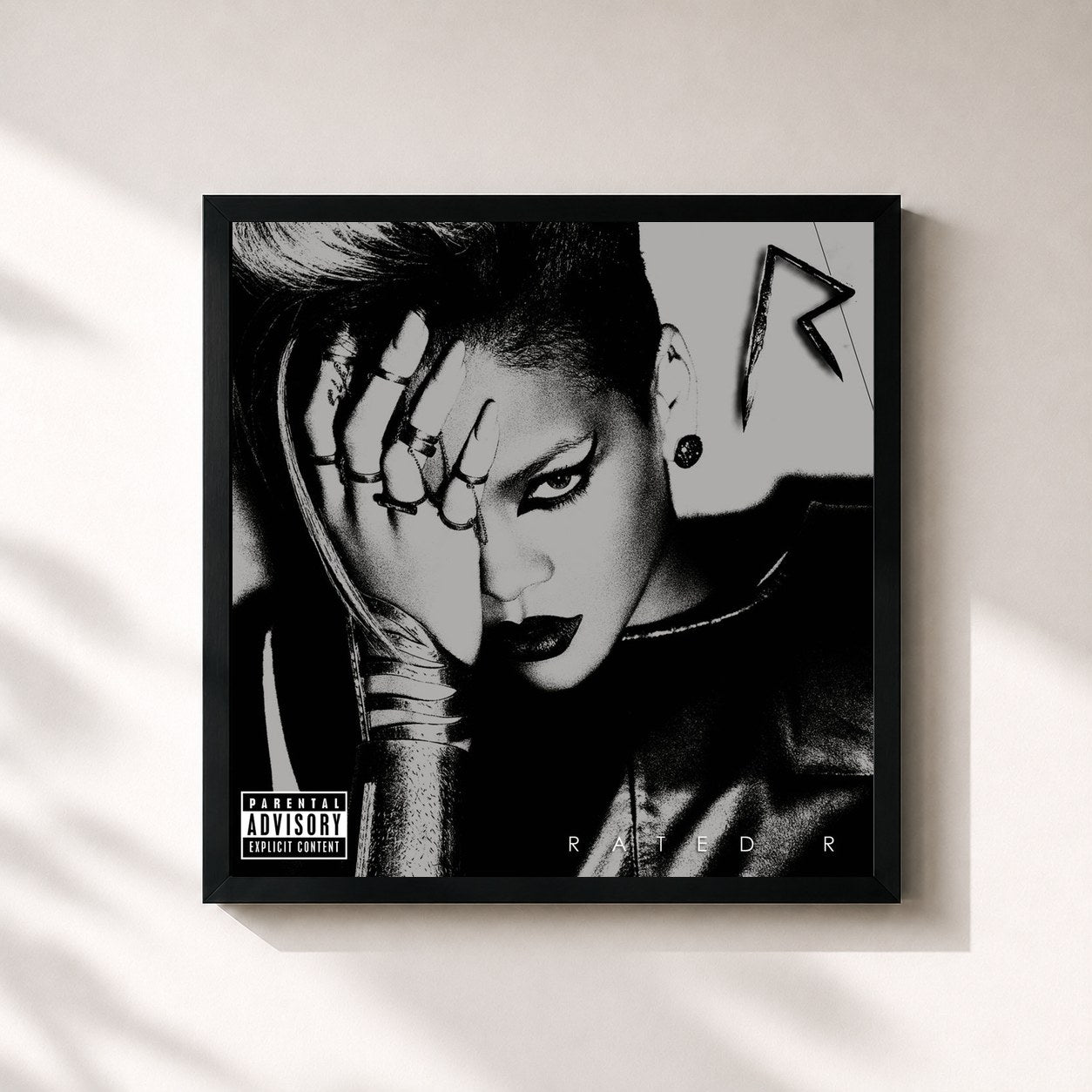 #noir Rated R de Rihanna en lámina cuadrada enmarcada, marco negro de 32x32 cm