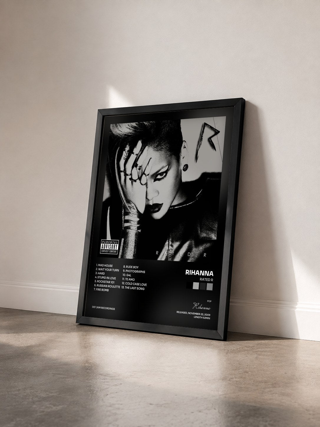 #noir Rated R de Rihanna en lámina enmarcada vista de tres cuartos, marco negro