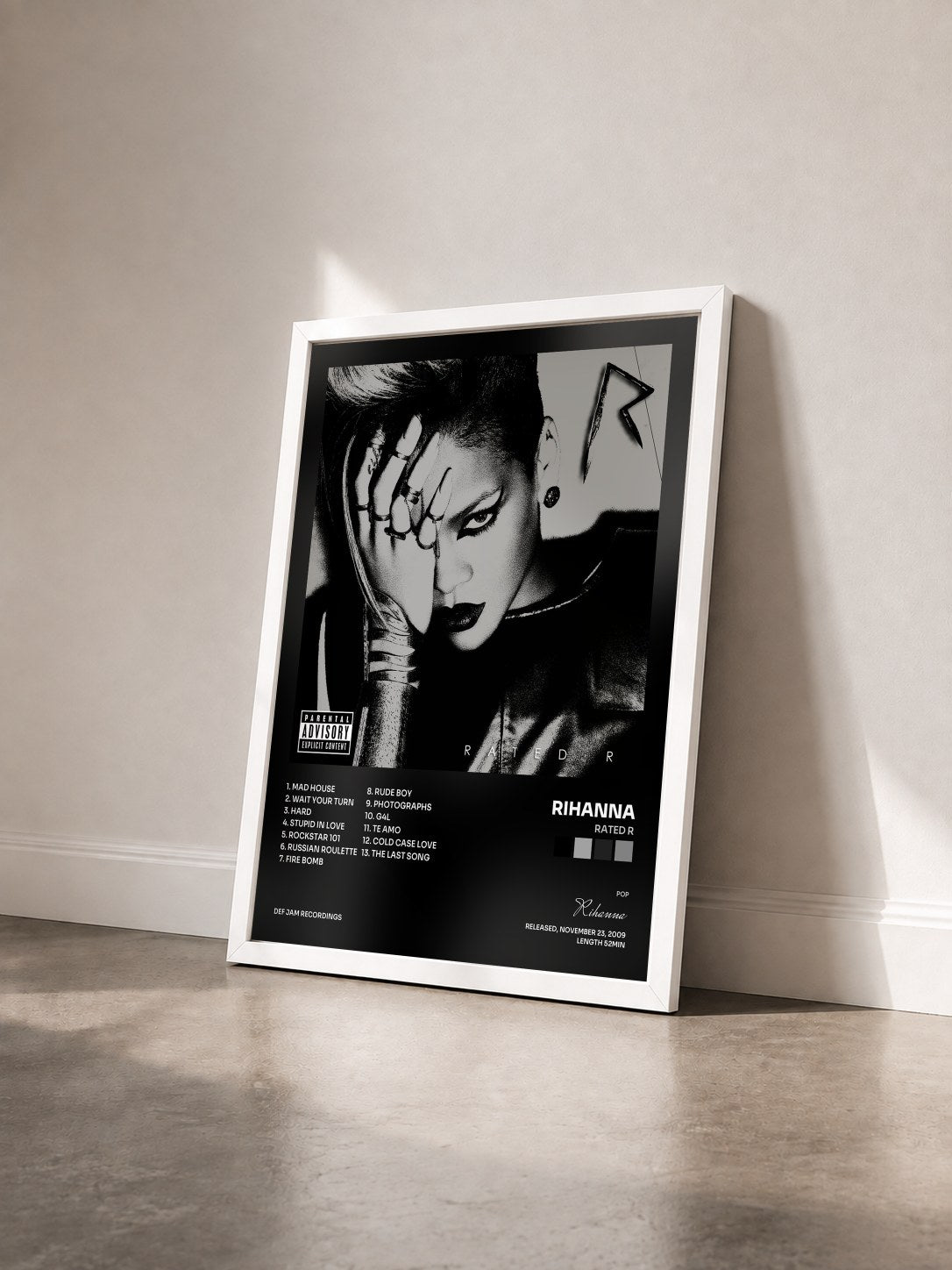 #blanc Rated R de Rihanna en lámina enmarcada vista de tres cuartos, marco blanco
