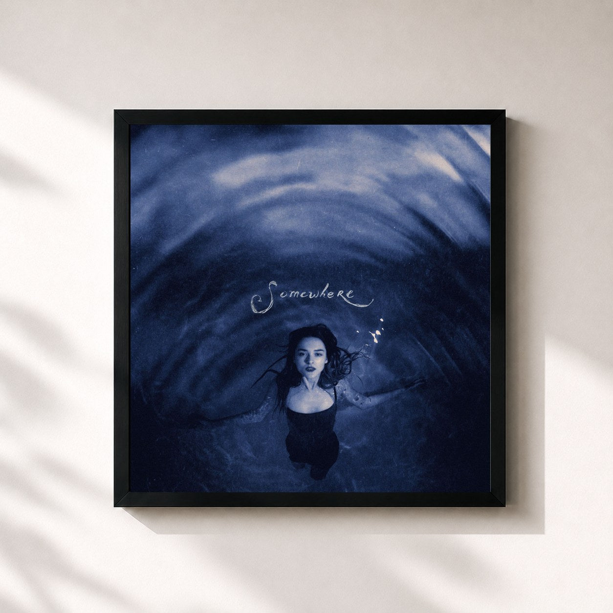 #noir Tableau carré de l'album Somewhere de Charlotte Lawrence, cadre noir 32x32 cm