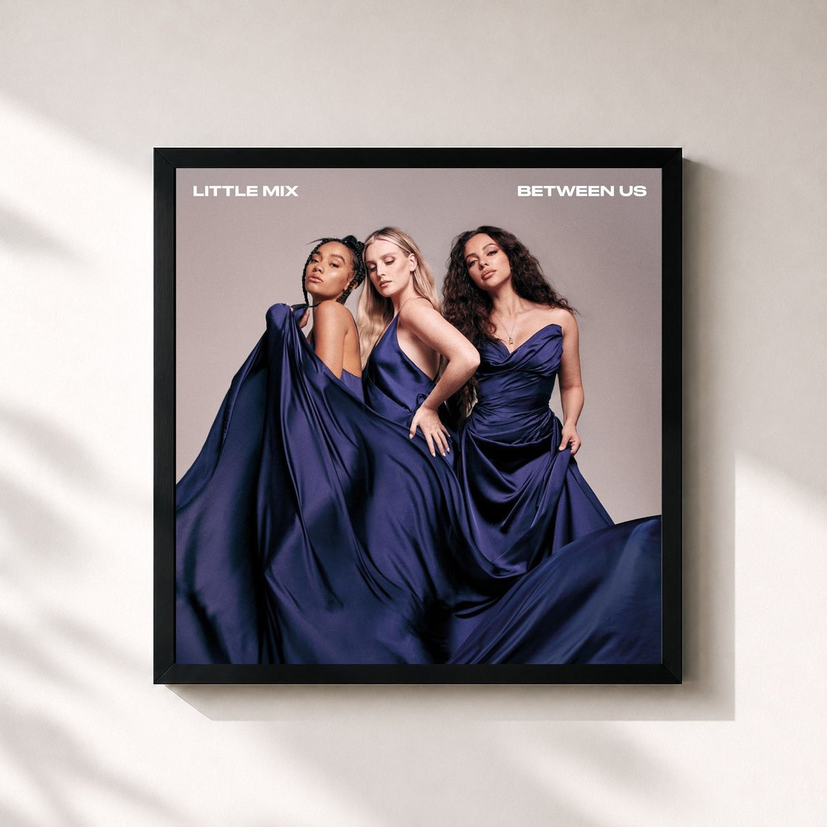 #noir Tableau carré de l'album Between Us (Deluxe Version) de Little Mix, cadre noir 32x32 cm