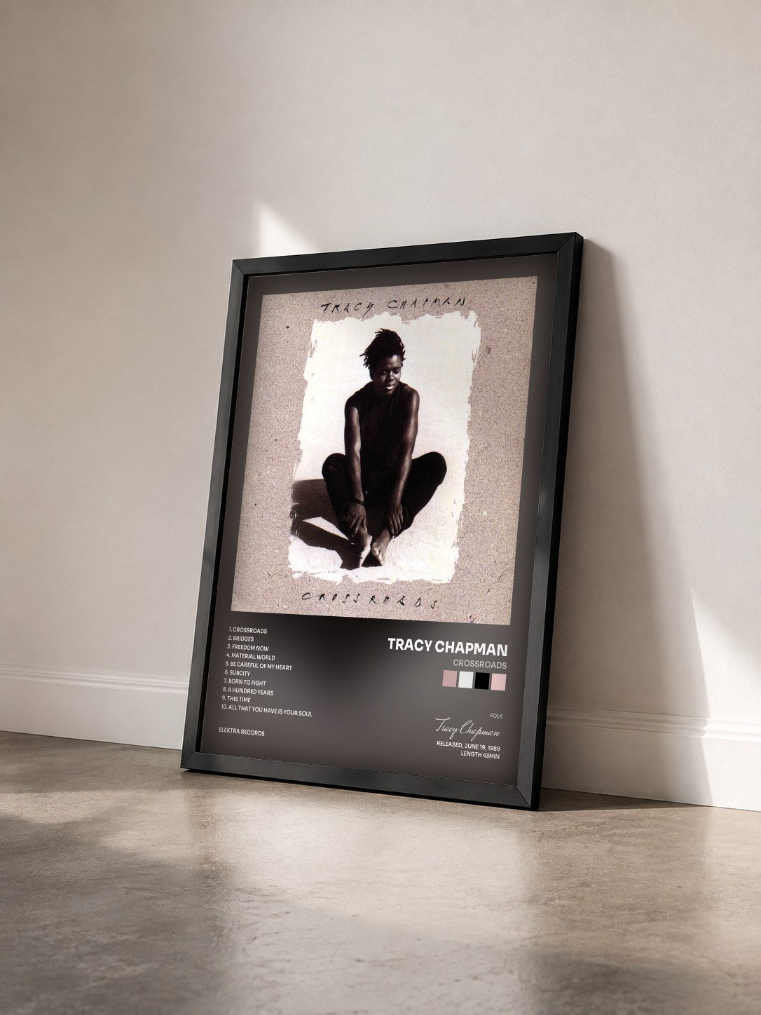 #noir Tableau de l'album Crossroads de Tracy Chapman vu de trois quarts, cadre noir