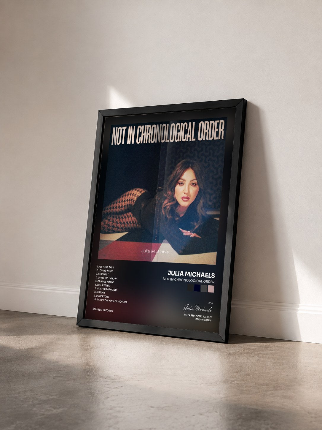 #noir Not In Chronological Order di Julia Michaels in stampa incorniciata vista di tre quarti, cornice nera