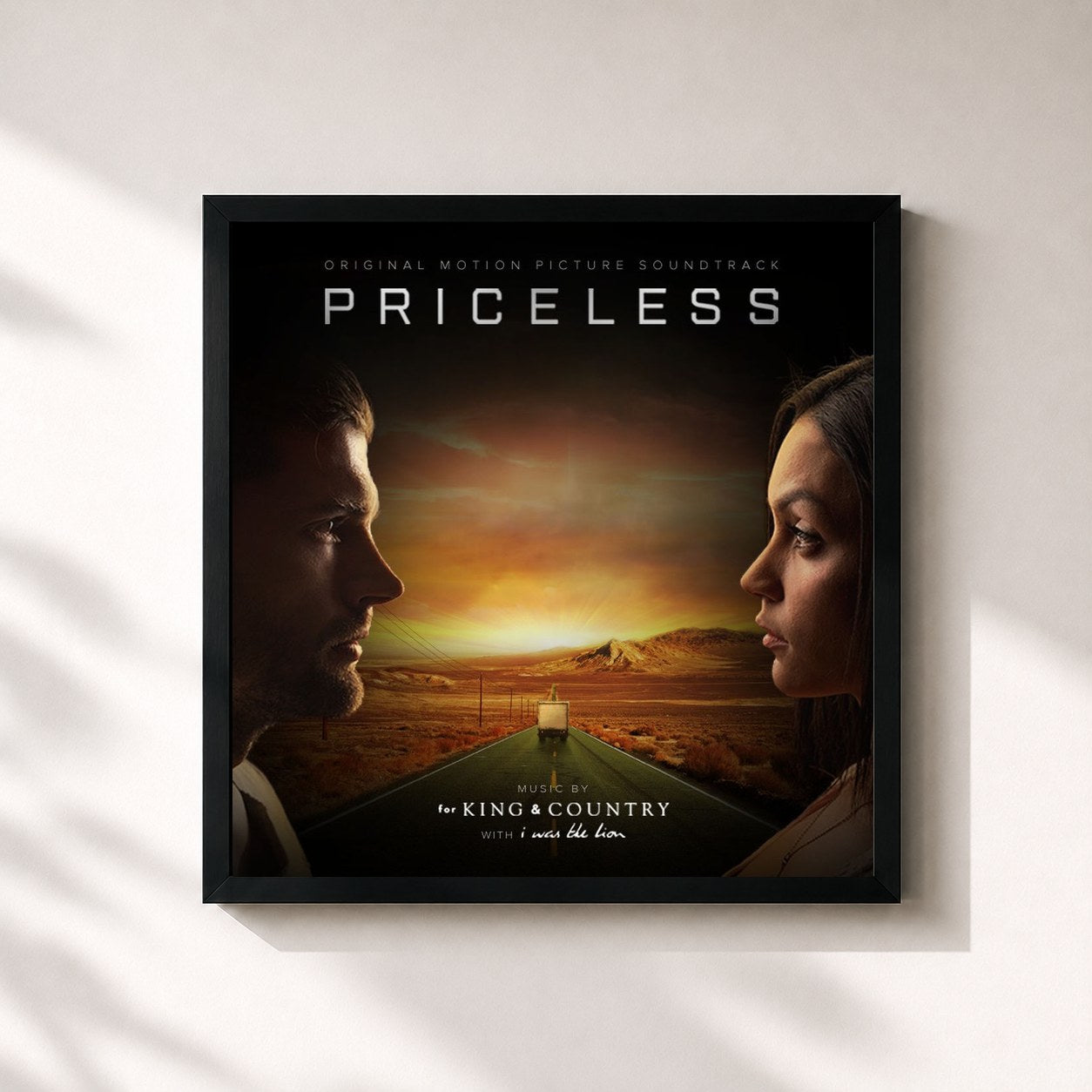 #noir Tableau carré de l'album Priceless (Original Motion Picture Soundtrack) de for King & Country, cadre noir 32x32 cm
