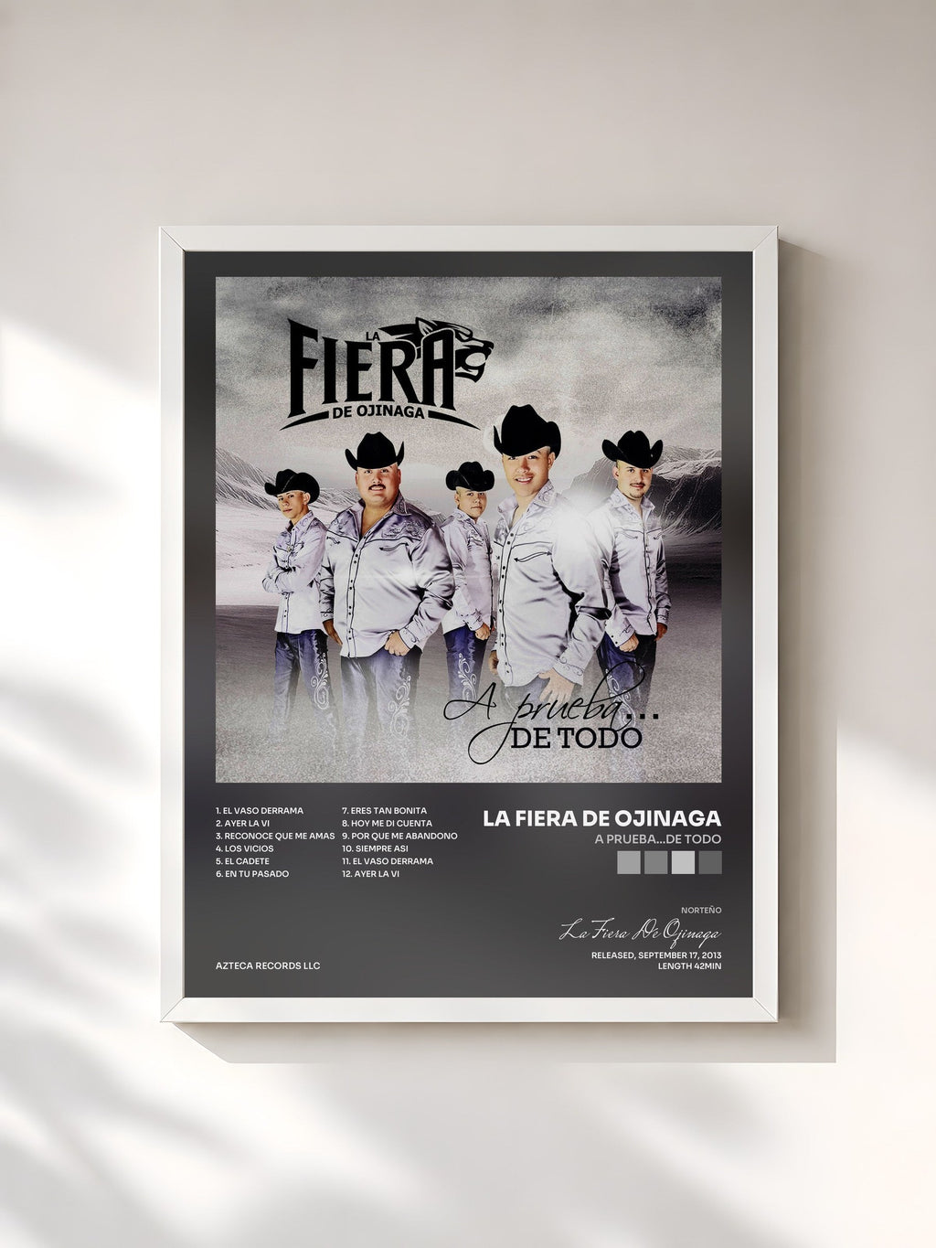 #blanc A Prueba...De Todo de La Fiera De Ojinaga en lámina enmarcada, marco blanco, impresa y enmarcada en Francia