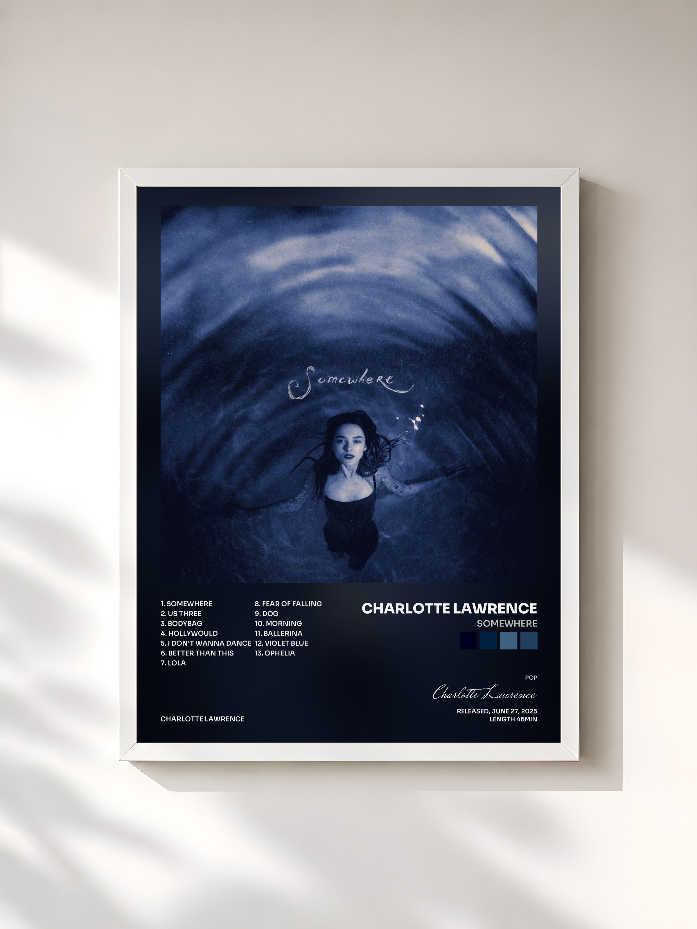 #blanc Tableau de l'album Somewhere de Charlotte Lawrence, cadre blanc, imprimé et encadré en France