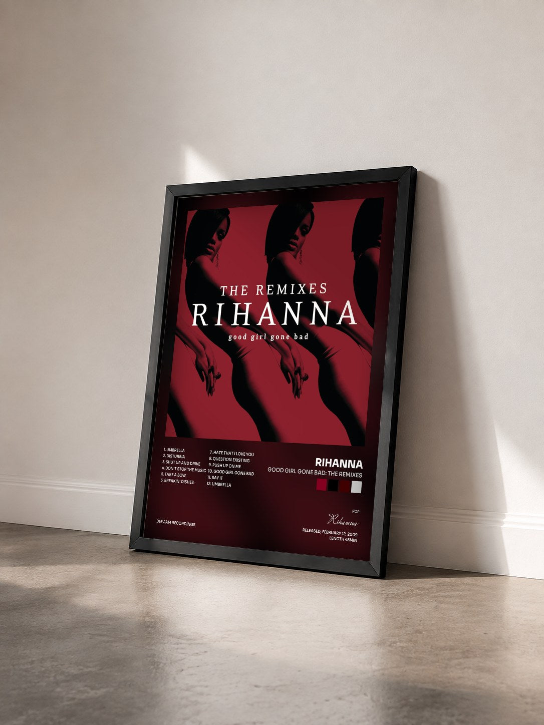#noir Tableau de l'album Good Girl Gone Bad: The Remixes de Rihanna vu de trois quarts, cadre noir