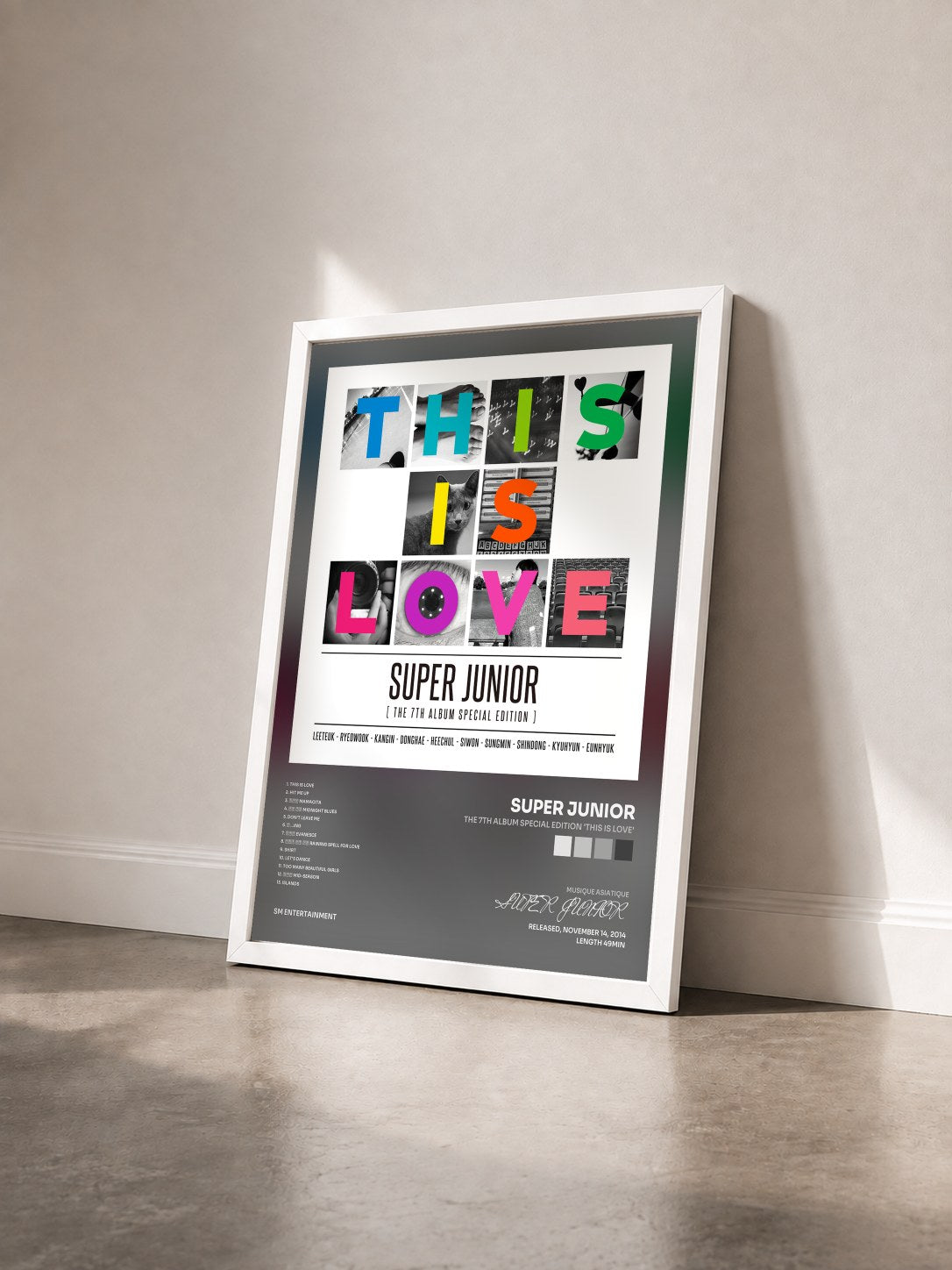 #blanc Tableau de l'album The 7th Album Special Edition 'THIS IS LOVE' de SUPER JUNIOR vu de trois quarts, cadre blanc