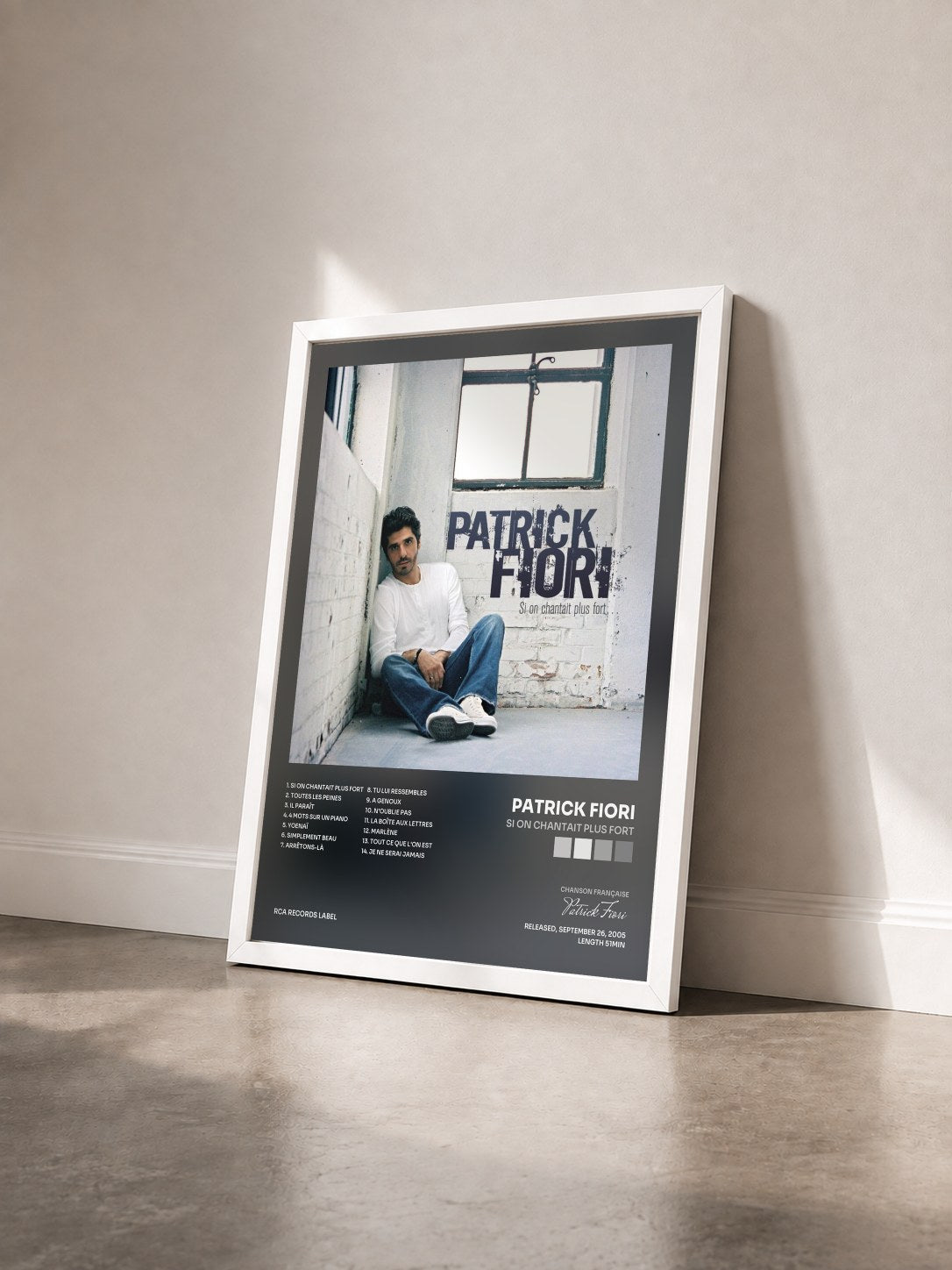 #blanc Tableau de l'album Si on chantait plus fort de Patrick Fiori vu de trois quarts, cadre blanc