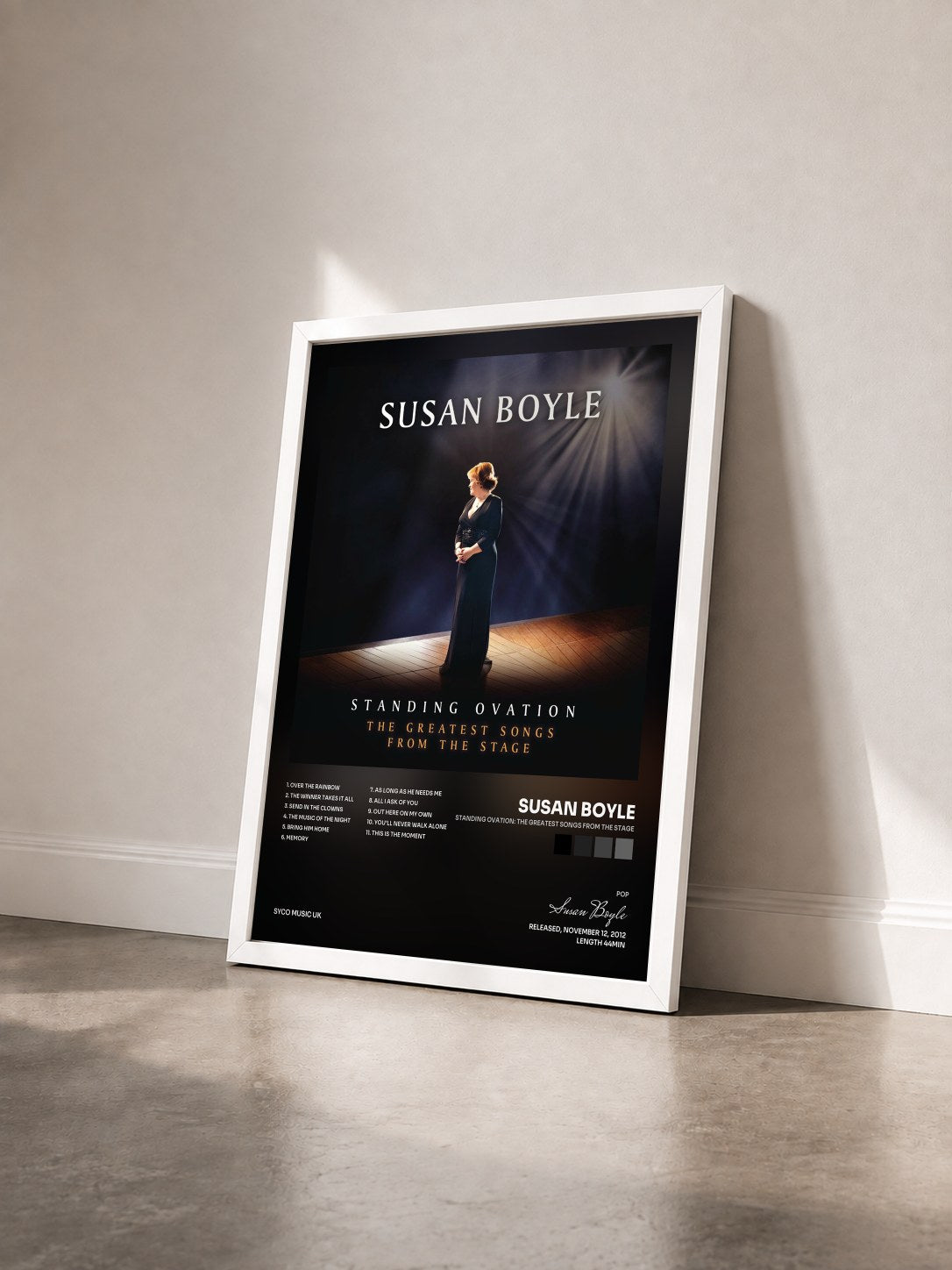 #blanc Tableau de l'album Standing Ovation: The Greatest Songs from the Stage de Susan Boyle vu de trois quarts, cadre blanc