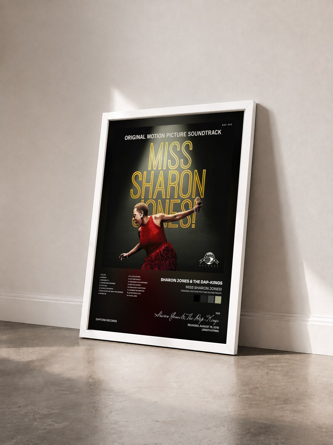#blanc Tableau de l'album Miss Sharon Jones! (Original Motion Picture Soundtrack) de Sharon Jones & The Dap-Kings vu de trois quarts, cadre blanc