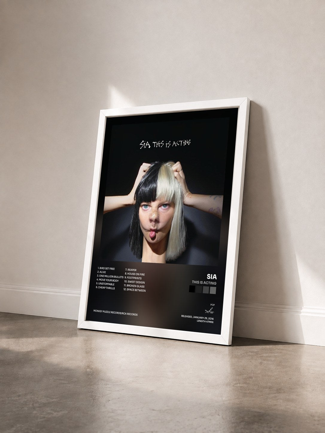 #blanc Tableau de l'album This Is Acting de Sia vu de trois quarts, cadre blanc