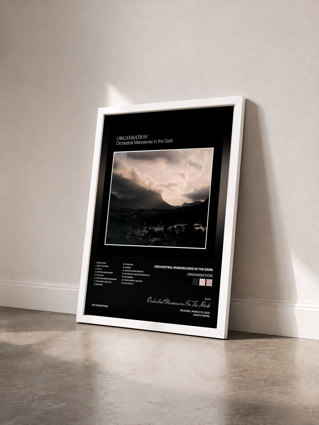 #blanc Tableau de l'album Organisation de Orchestral Manoeuvres In The Dark vu de trois quarts, cadre blanc