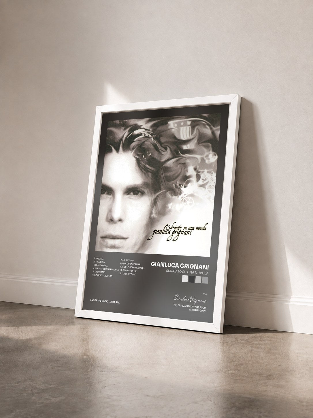 #blanc Tableau de l'album Sdraiato Su Una Nuvola de Gianluca Grignani vu de trois quarts, cadre blanc