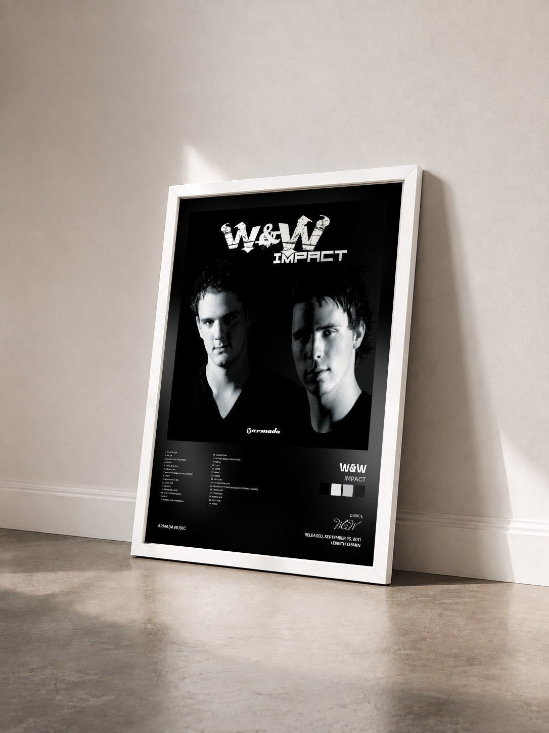 #blanc Tableau de l'album Impact de W&W vu de trois quarts, cadre blanc