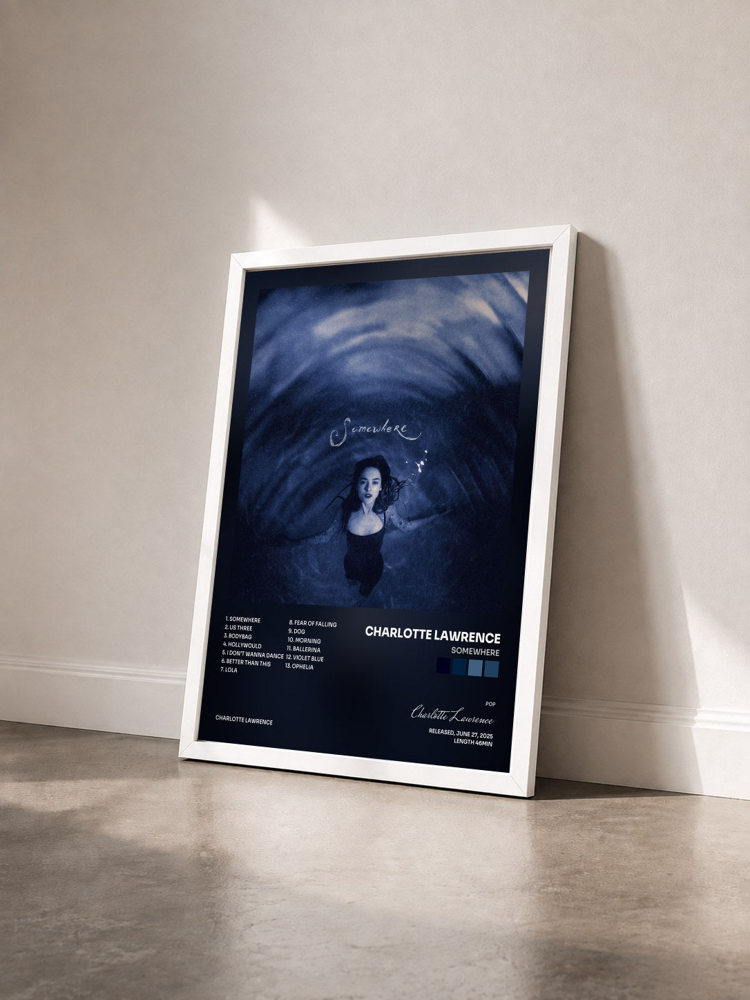 #blanc Tableau de l'album Somewhere de Charlotte Lawrence vu de trois quarts, cadre blanc