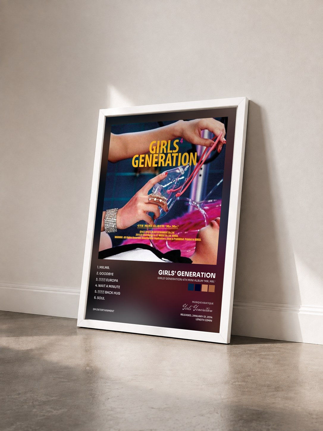 #blanc Tableau de l'album Girls' Generation 4th Mini Album 'Mr. Mr.' de Girls' Generation vu de trois quarts, cadre blanc