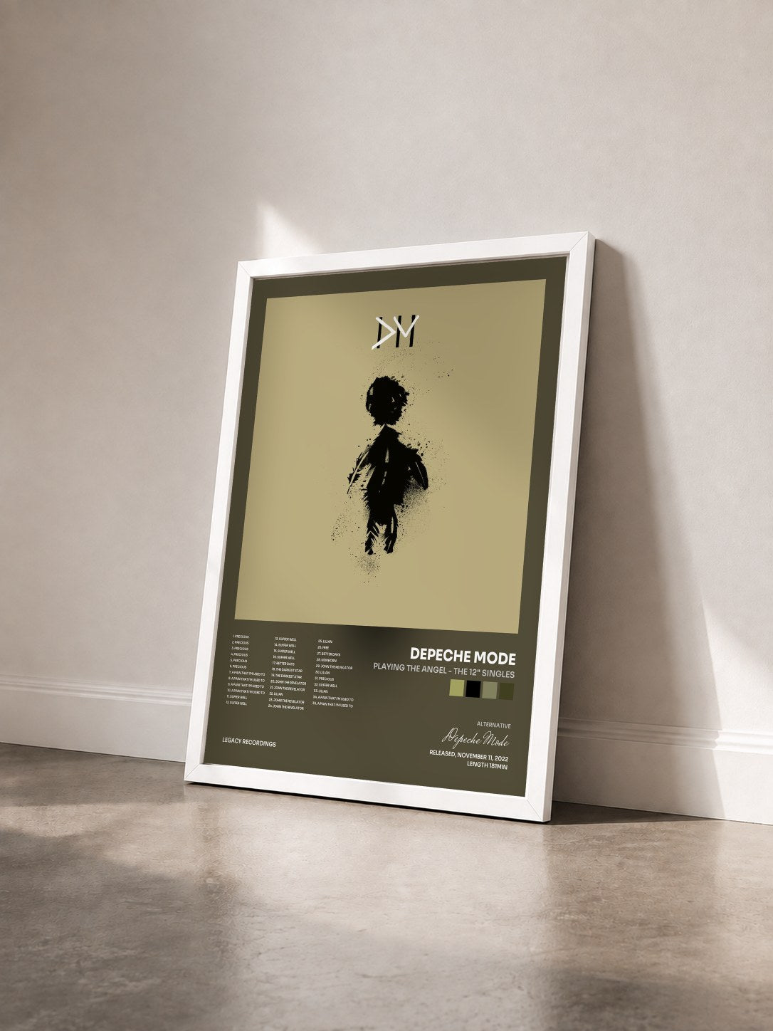 #blanc Playing The Angel - The 12" Singles von Depeche Mode als gerahmter Kunstdruck von schräg gesehen, weißer Rahmen