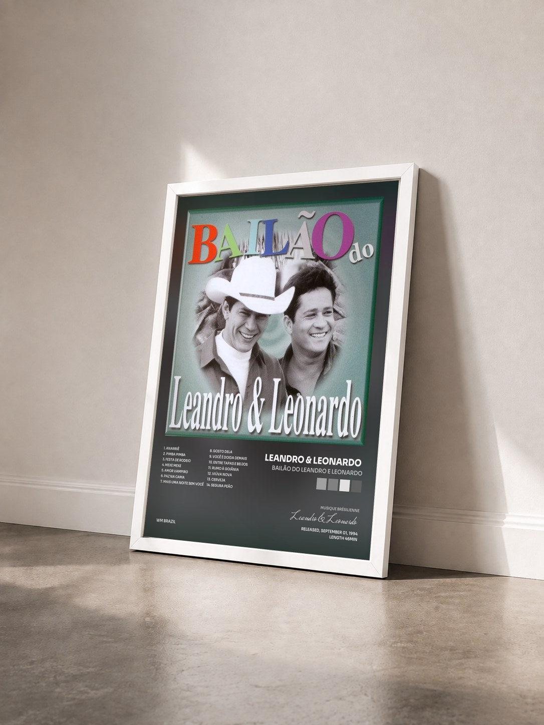 #blanc Tableau de l'album Bailão do Leandro e Leonardo de Leandro & Leonardo  vu de trois quarts, cadre blanc