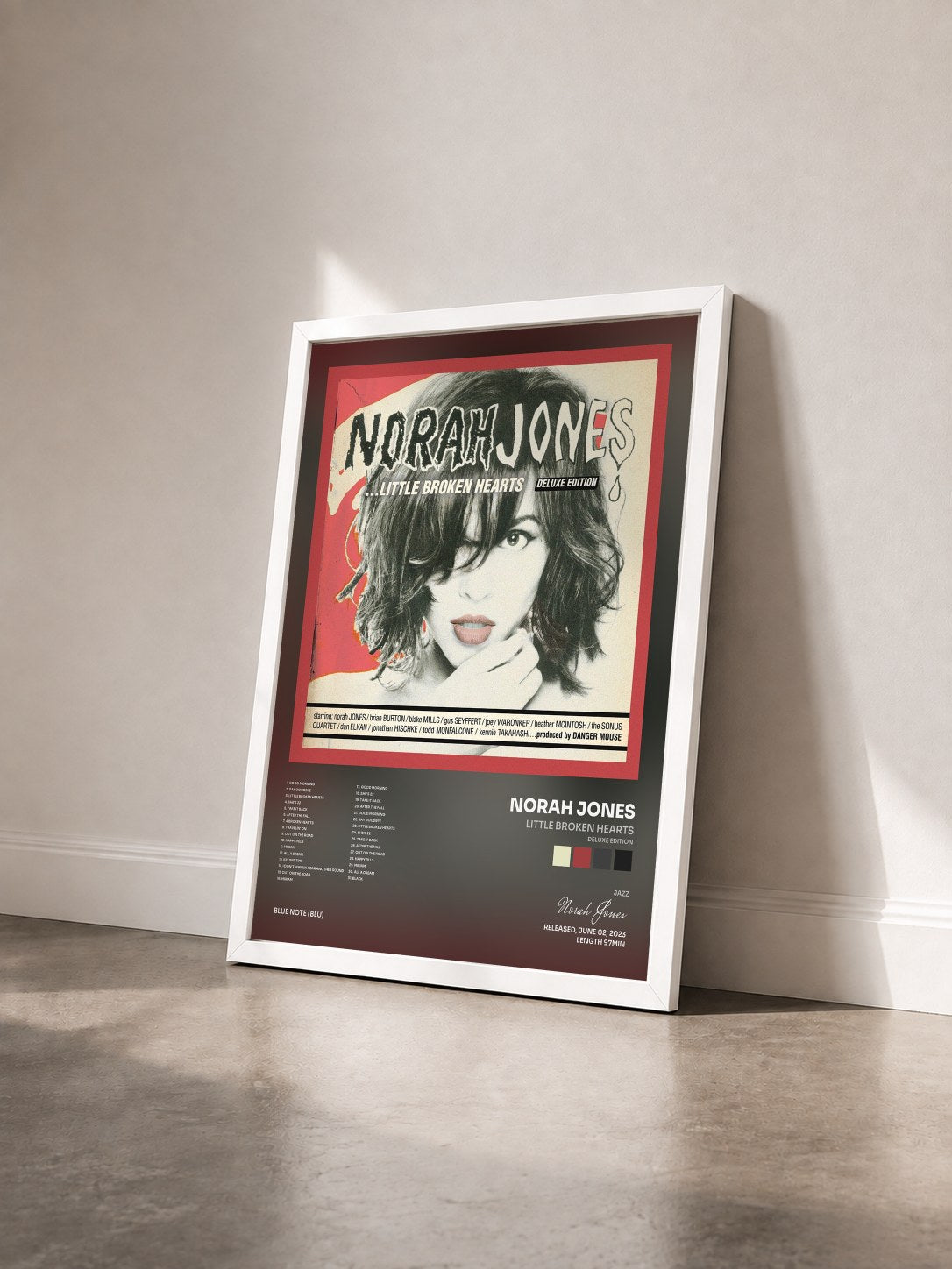 #blanc Tableau de l'album Little Broken Hearts (Deluxe Edition) de Norah Jones vu de trois quarts, cadre blanc