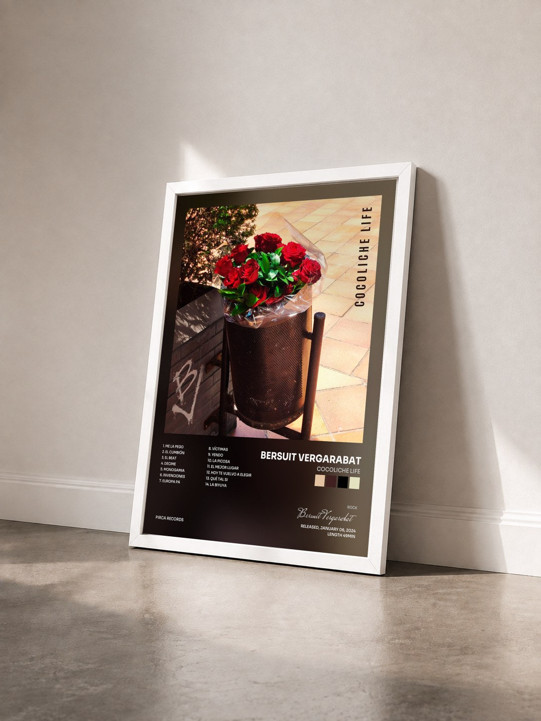 #blanc Tableau de l'album Cocoliche Life de Bersuit Vergarabat vu de trois quarts, cadre blanc
