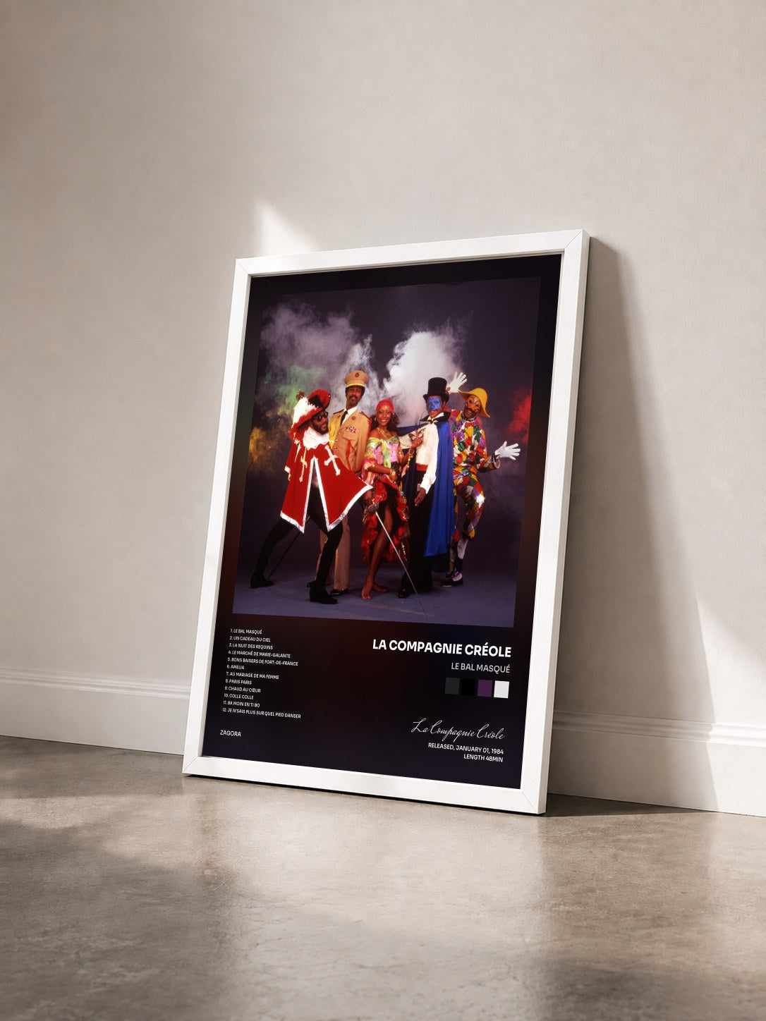 #blanc Tableau de l'album Le bal masqué de La Compagnie Créole vu de trois quarts, cadre blanc