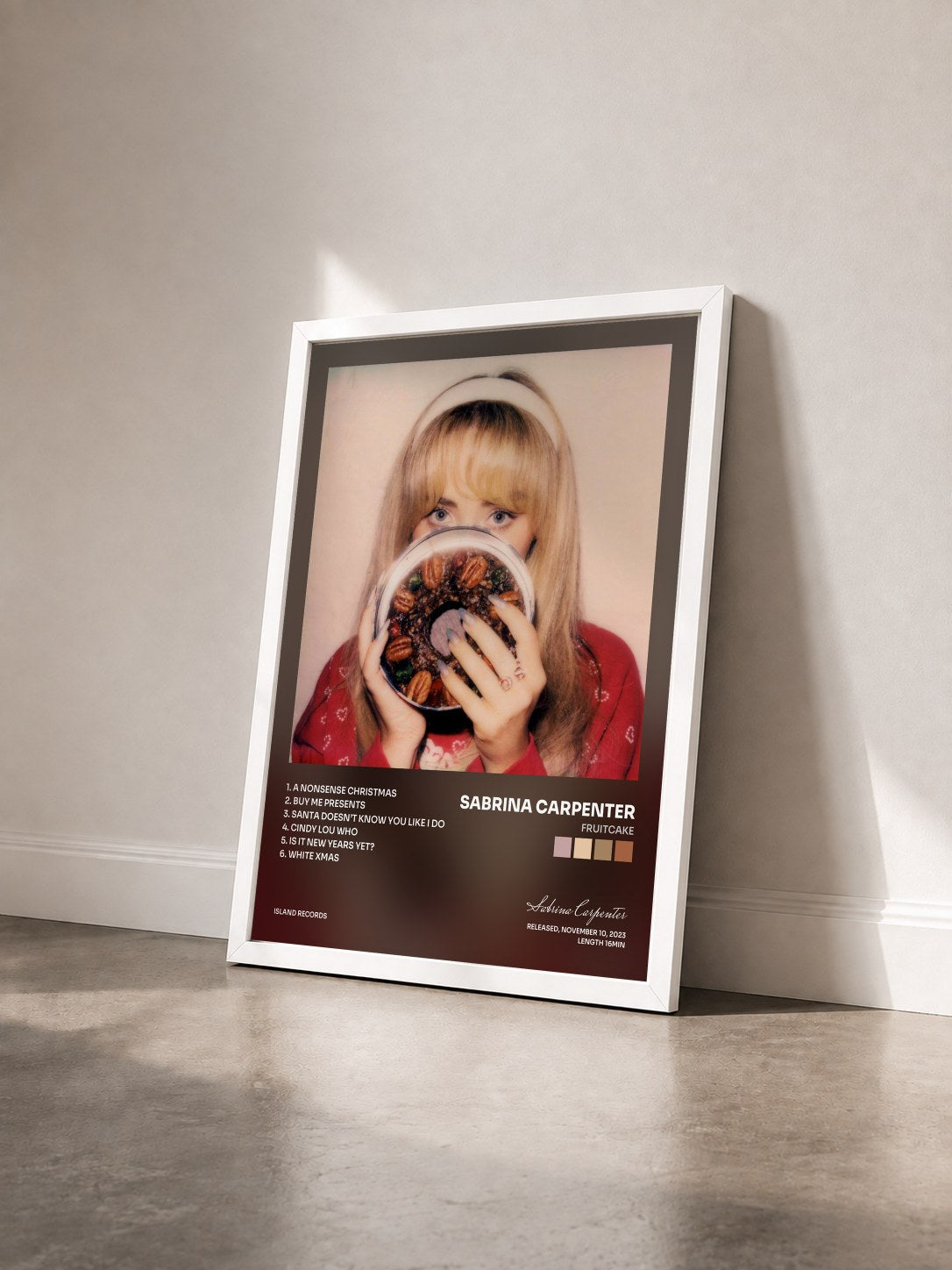 #blanc Tableau de l'album fruitcake de Sabrina Carpenter vu de trois quarts, cadre blanc