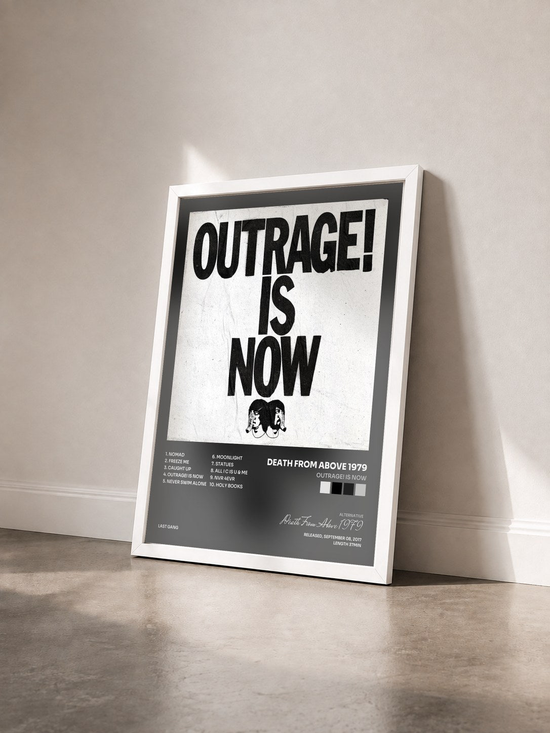 #blanc Tableau de l'album Outrage! Is Now de Death From Above 1979 vu de trois quarts, cadre blanc
