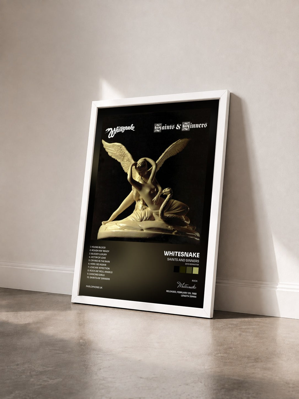 #blanc Saints and Sinners (2013 Remaster) di Whitesnake in stampa incorniciata vista di tre quarti, cornice bianca