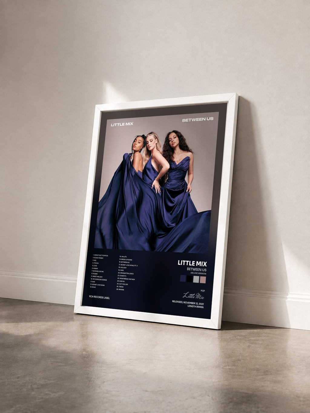 #blanc Between Us (Deluxe Version) de Little Mix en lámina enmarcada vista de tres cuartos, marco blanco