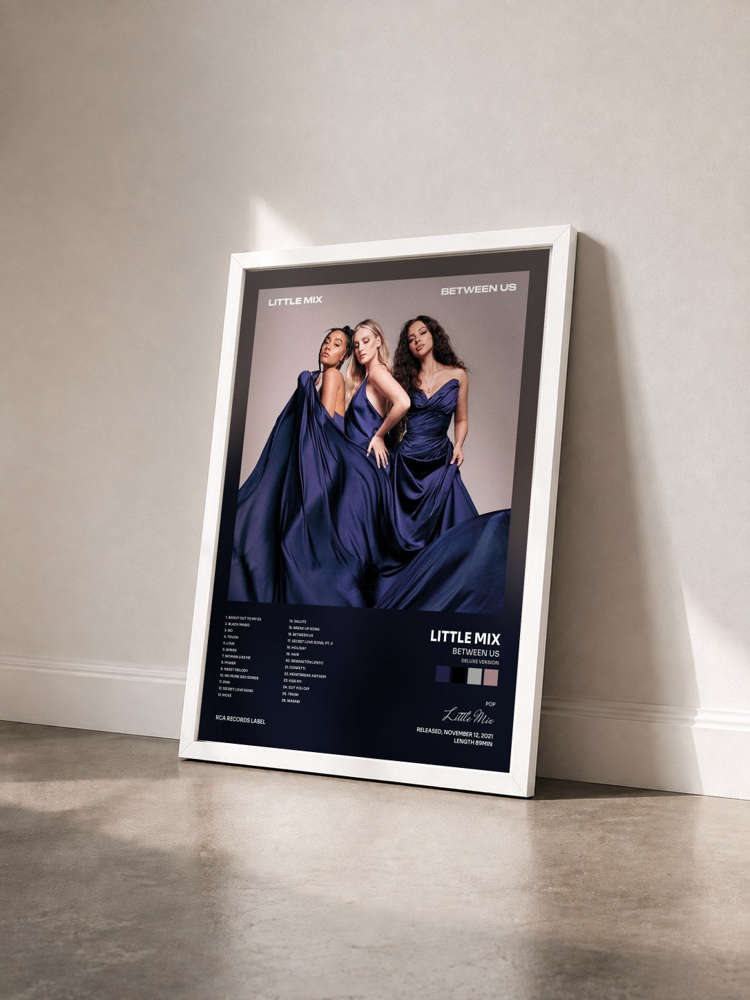#blanc Tableau de l'album Between Us (Deluxe Version) de Little Mix vu de trois quarts, cadre blanc