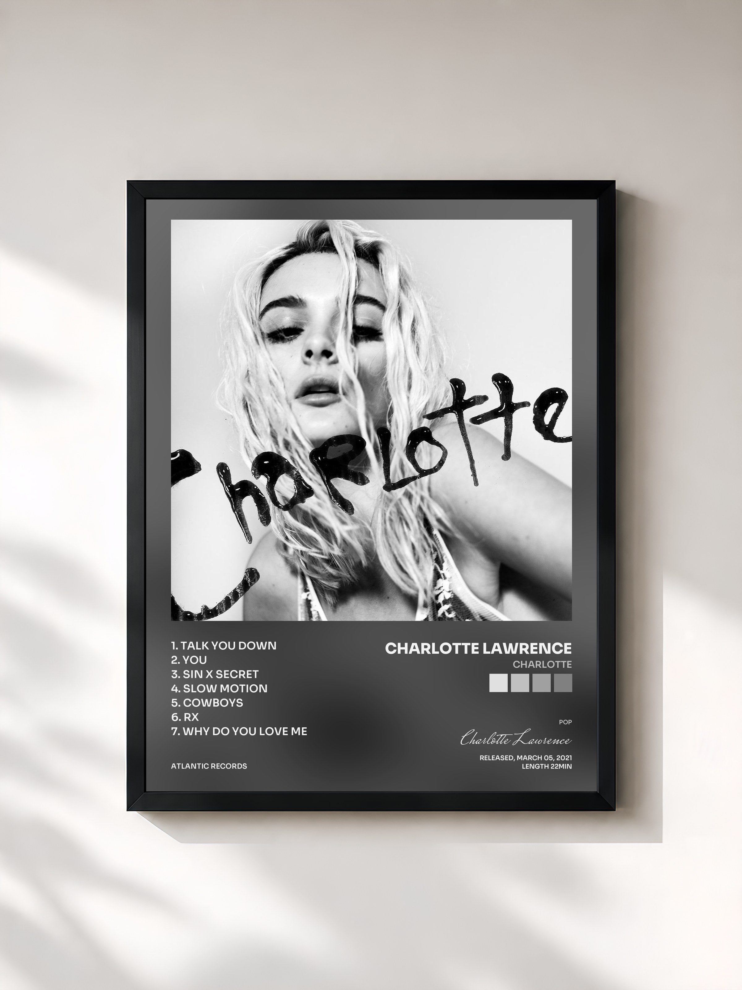 #noir Tableau de l'album Charlotte de Charlotte Lawrence, cadre noir, imprimé et encadré en France
