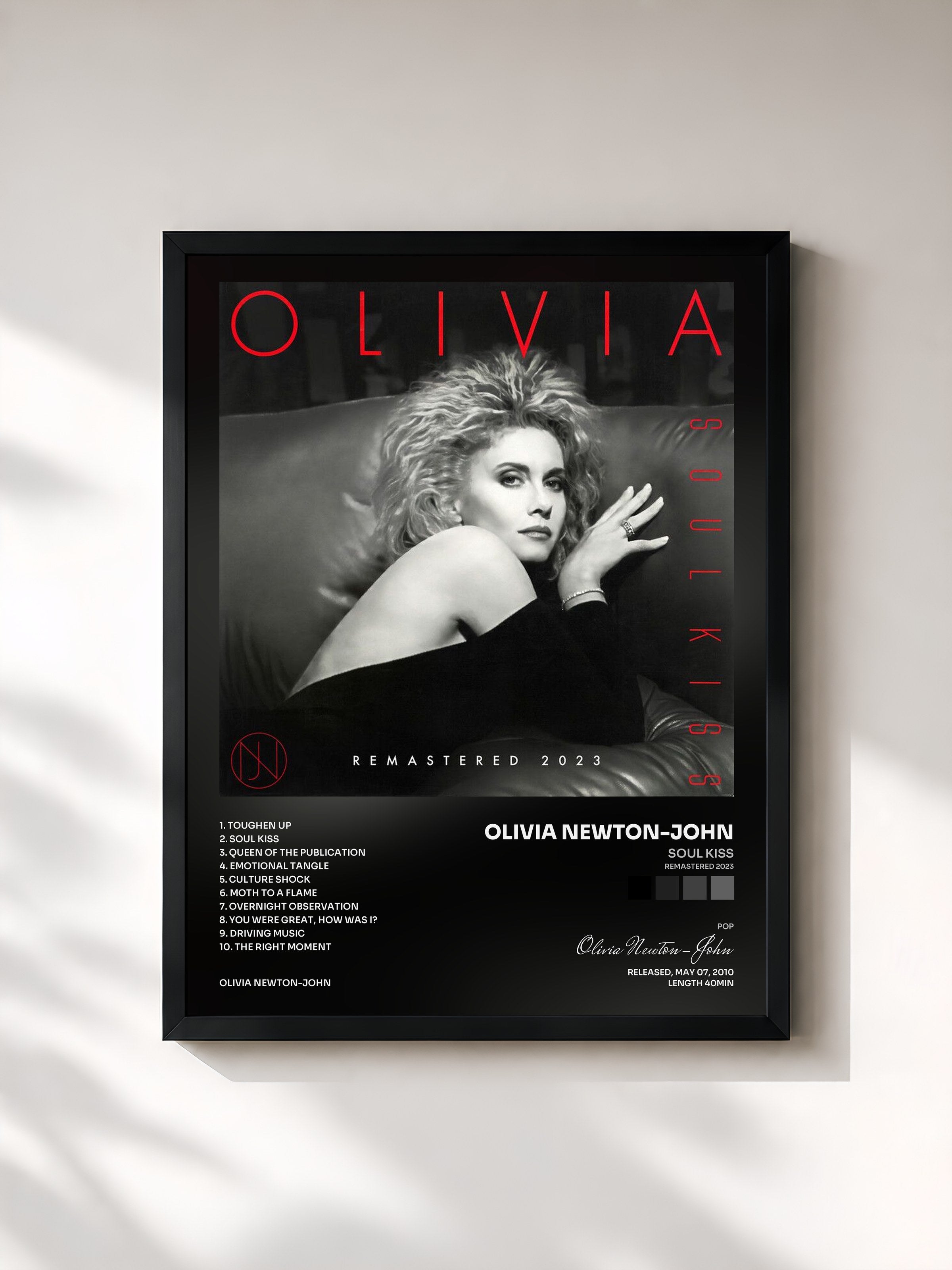 #noir Tableau de l'album Soul Kiss (Remastered 2023) de Olivia Newton-John, cadre noir, imprimé et encadré en France