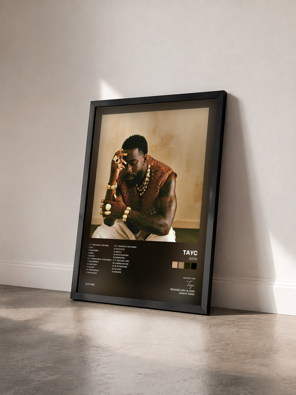 #noir Tableau de l'album JOŸA de Tayc vu de trois quarts, cadre noir
