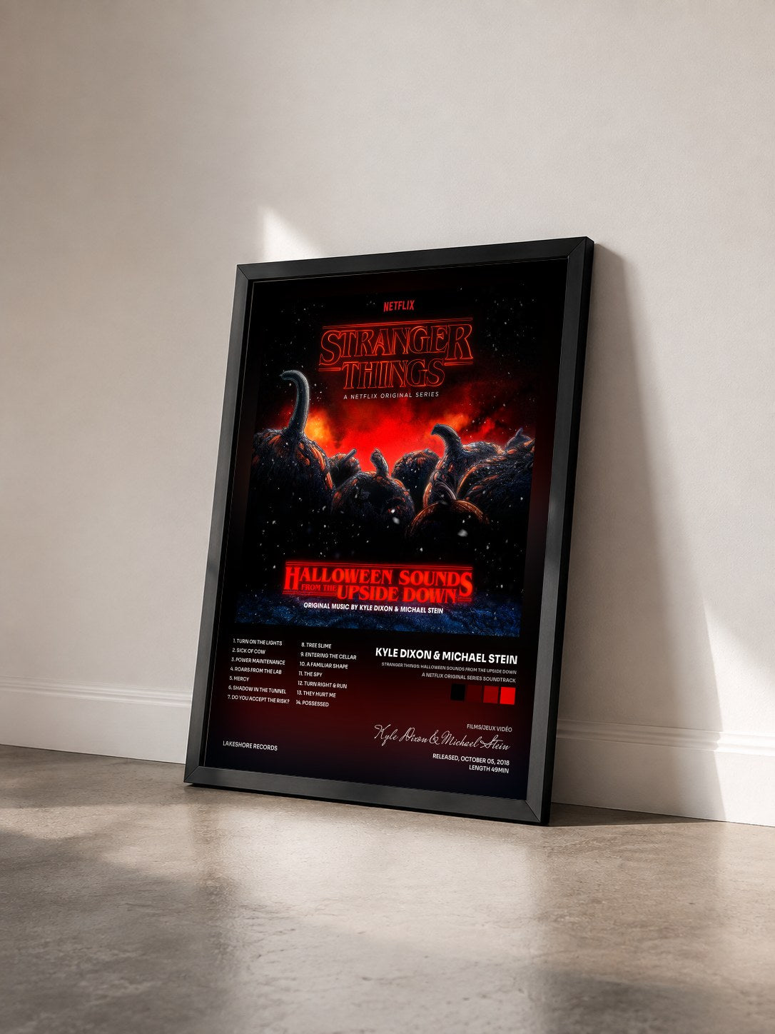 #noir Tableau de l'album Stranger Things: Halloween Sounds from the Upside Down (a Netflix Original Series Soundtrack) de Kyle Dixon & Michael Stein vu de trois quarts, cadre noir