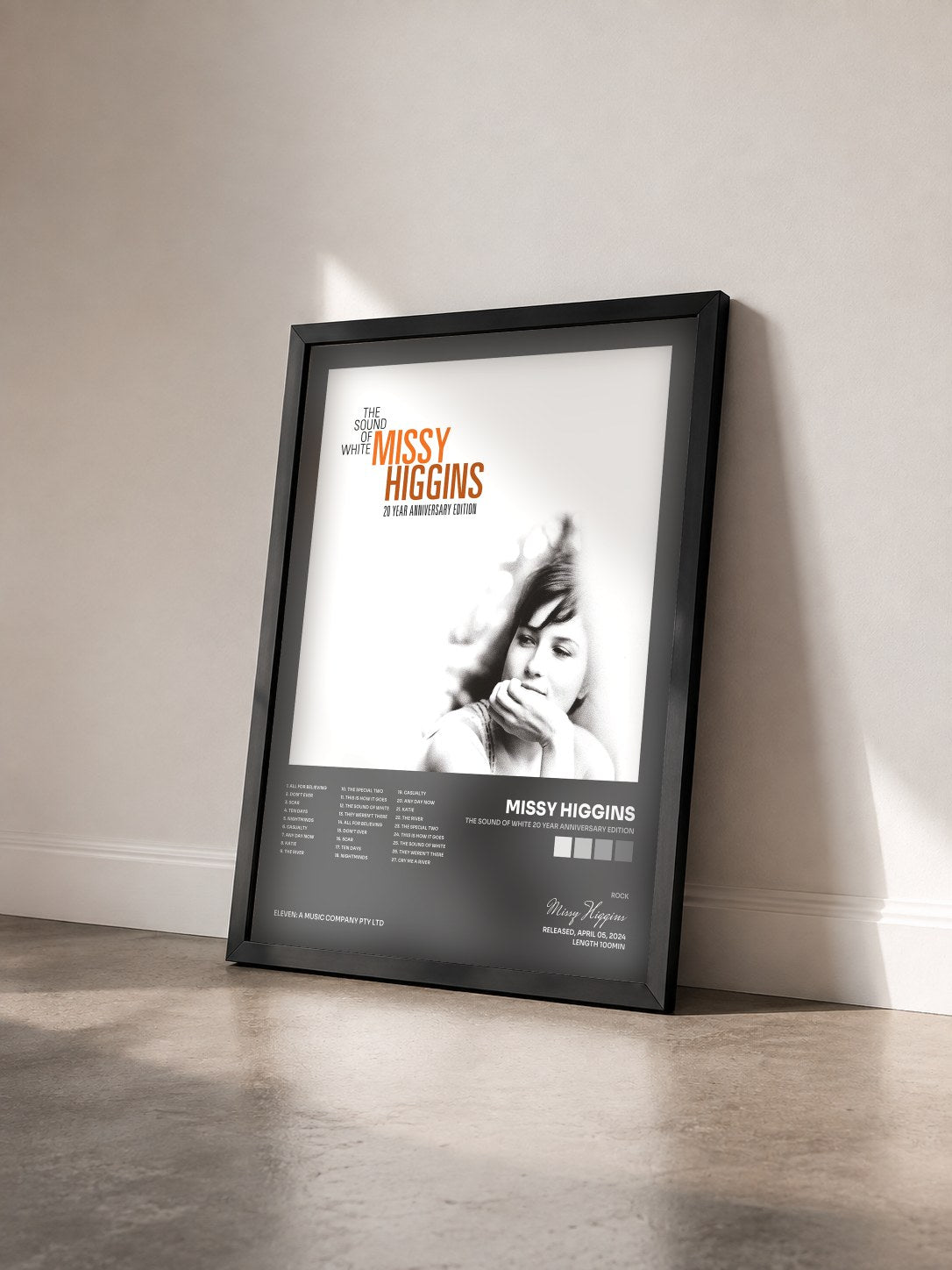 #noir Tableau de l'album The Sound of White 20 Year Anniversary Edition de Missy Higgins vu de trois quarts, cadre noir