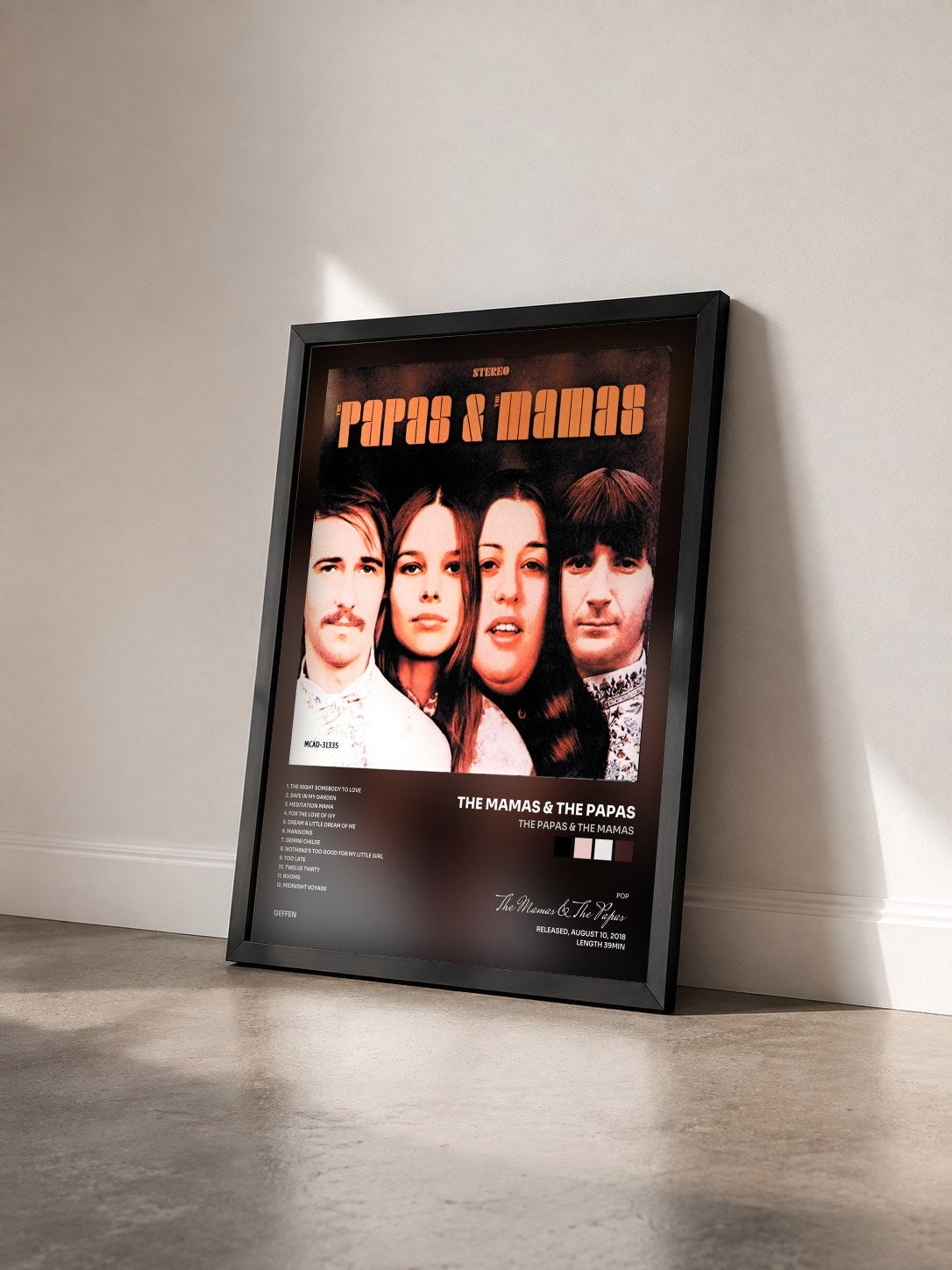 #noir Tableau de l'album The Papas & The Mamas de The Mamas & The Papas vu de trois quarts, cadre noir
