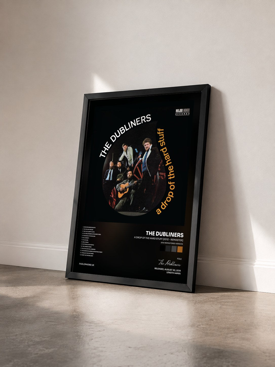 #noir Tableau de l'album A Drop of the Hard Stuff [2012 - Remaster] (2012 Remastered Version) de The Dubliners vu de trois quarts, cadre noir
