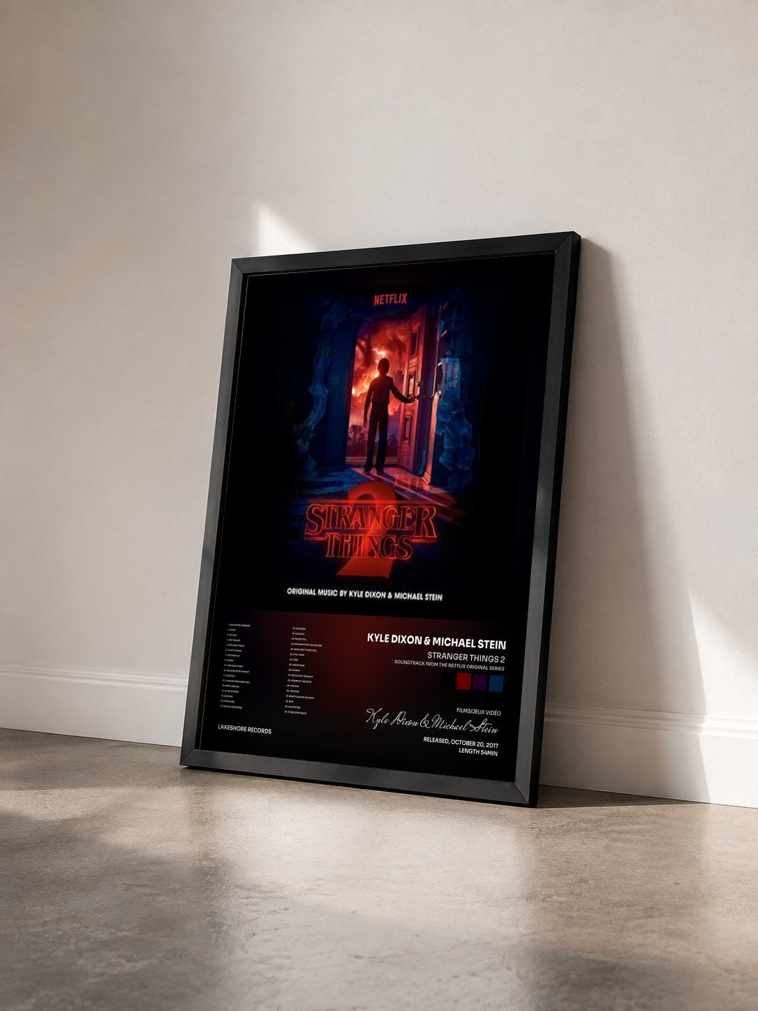 #noir Tableau de l'album Stranger Things 2 (Soundtrack from the Netflix Original Series) de Kyle Dixon & Michael Stein vu de trois quarts, cadre noir