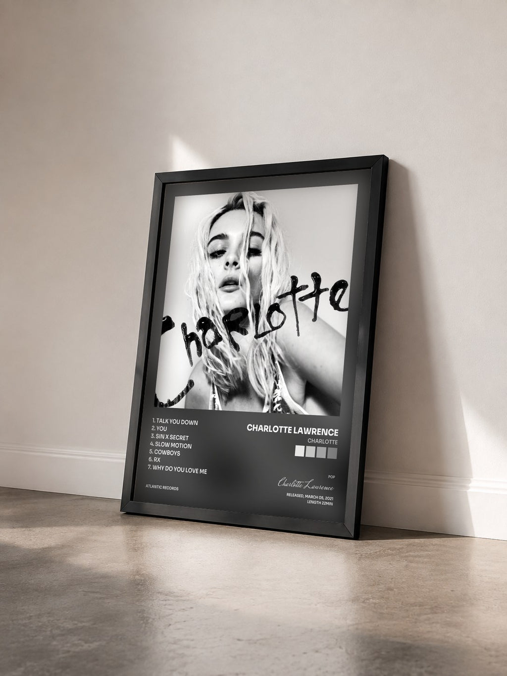 #noir Tableau de l'album Charlotte de Charlotte Lawrence vu de trois quarts, cadre noir