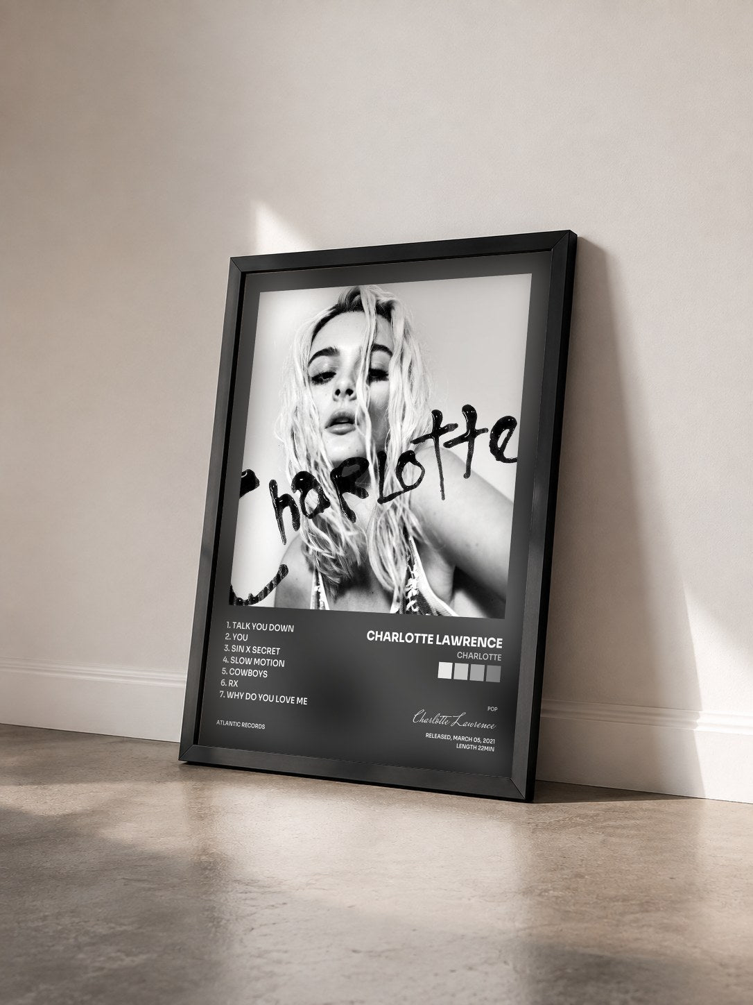 #noir Tableau de l'album Charlotte de Charlotte Lawrence vu de trois quarts, cadre noir