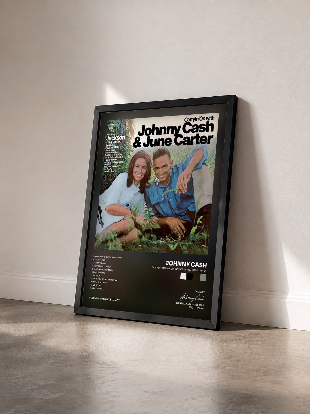 #noir Tableau de l'album Carryin' On With Johnny Cash And June Carter de Johnny Cash vu de trois quarts, cadre noir