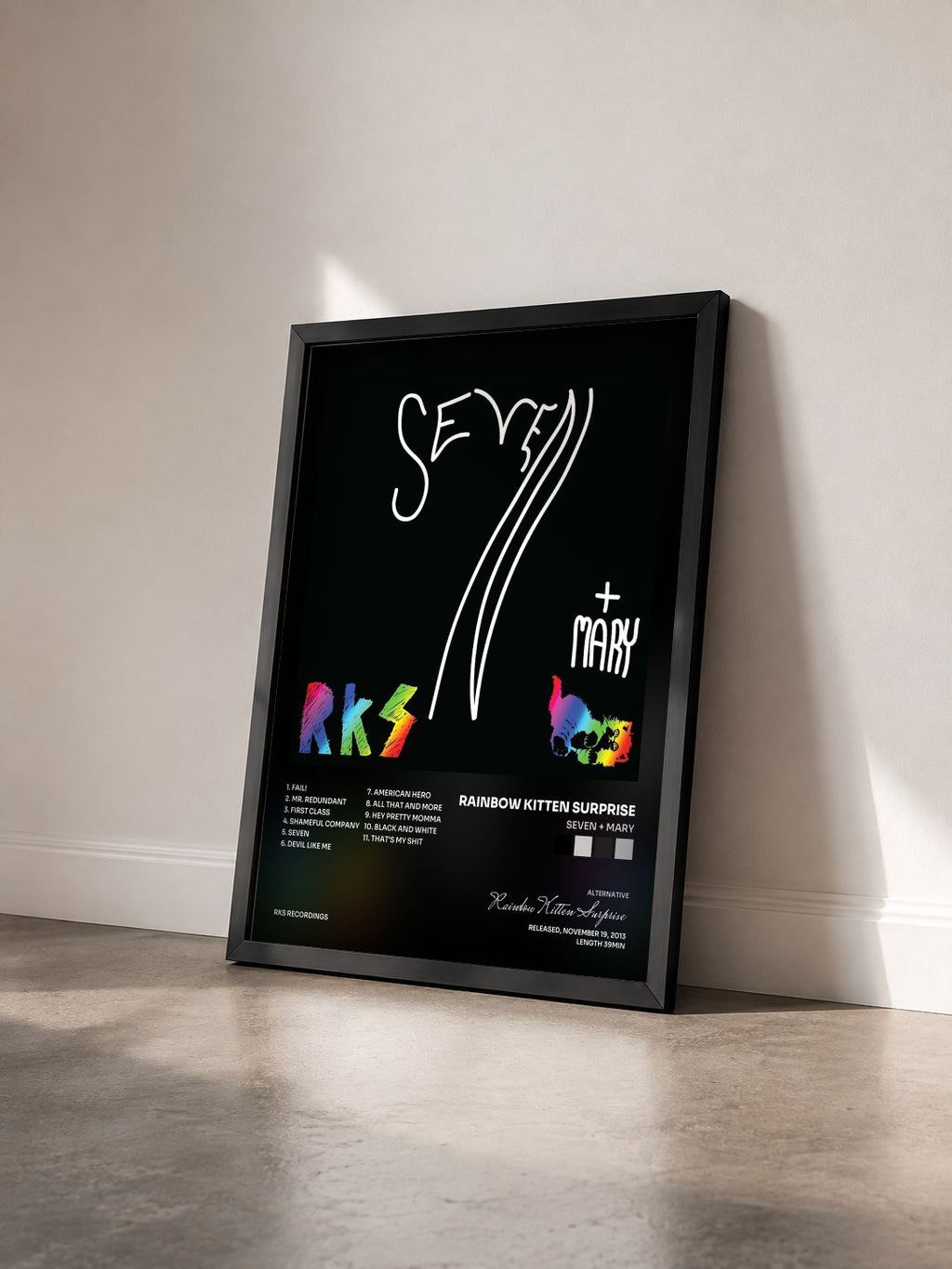 #noir Tableau de l'album Seven + Mary de Rainbow Kitten Surprise vu de trois quarts, cadre noir