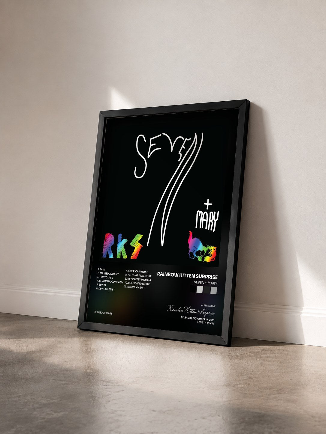 #noir Tableau de l'album Seven + Mary de Rainbow Kitten Surprise vu de trois quarts, cadre noir
