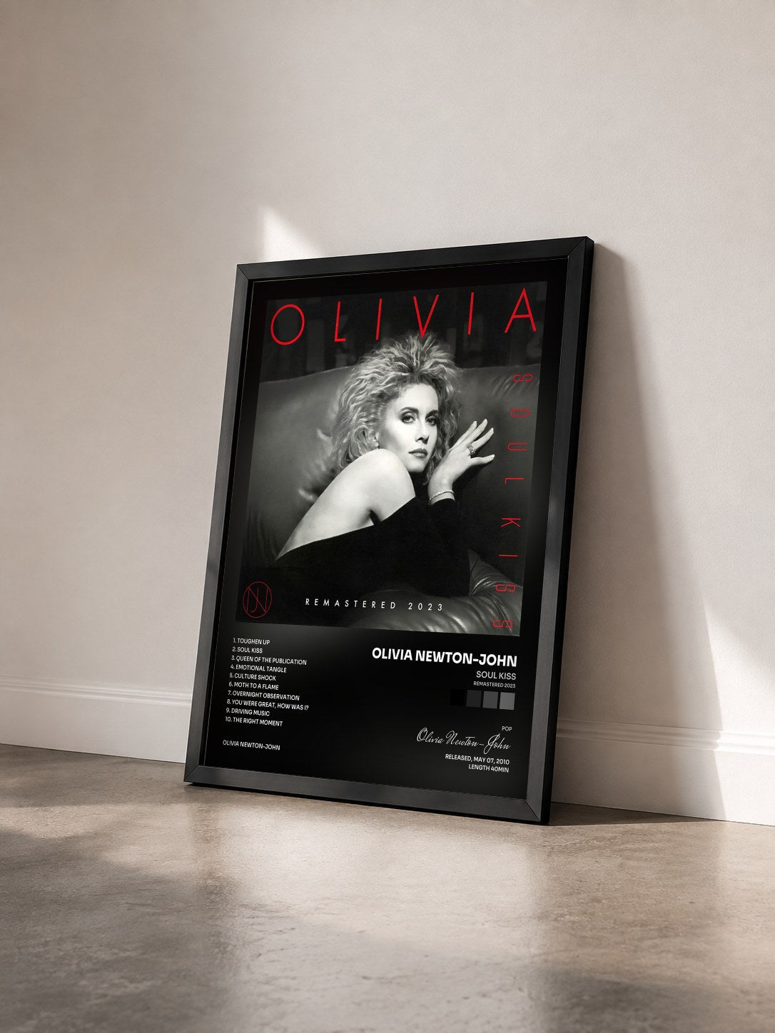 #noir Tableau de l'album Soul Kiss (Remastered 2023) de Olivia Newton-John vu de trois quarts, cadre noir