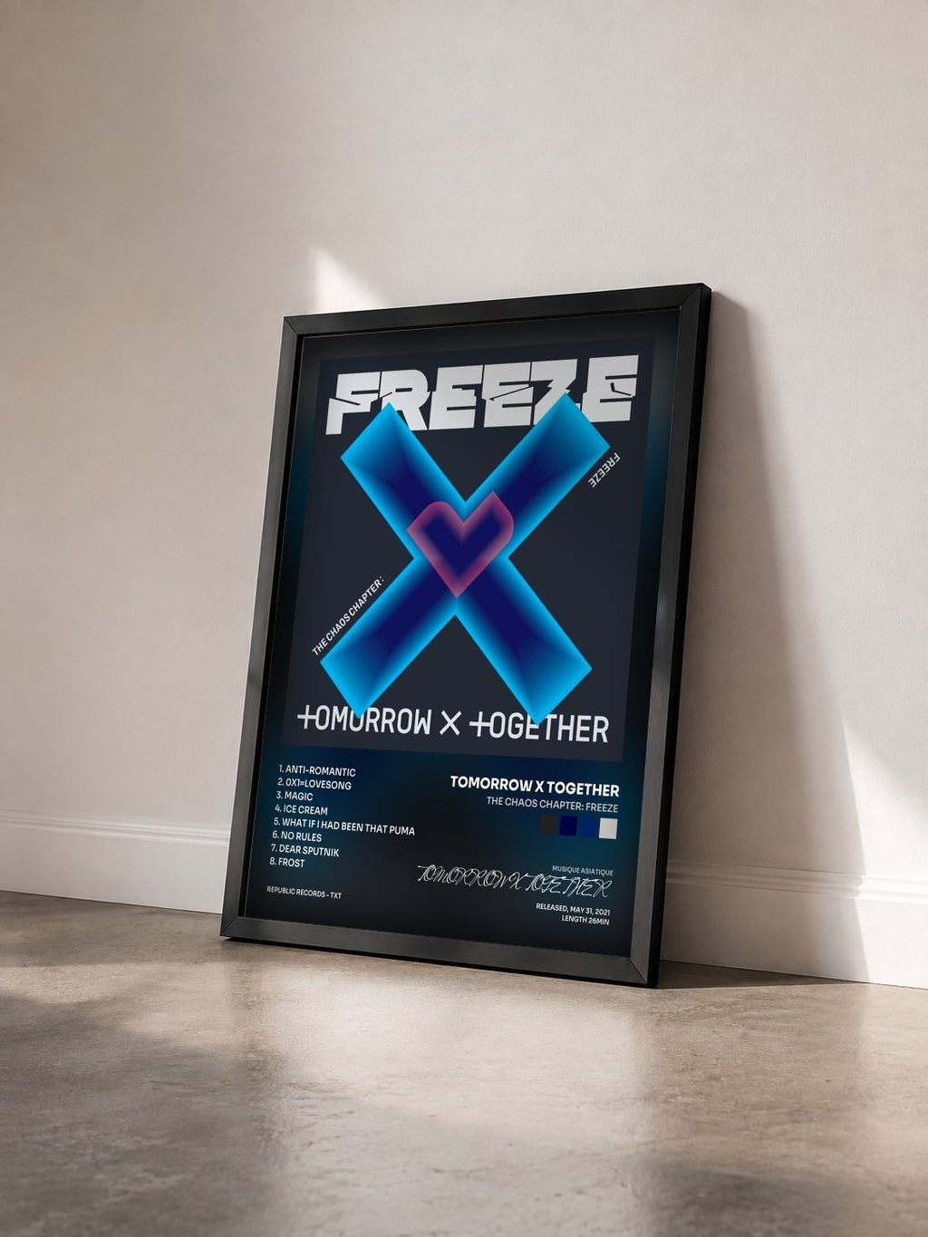 #noir Tableau de l'album The Chaos Chapter: FREEZE de TOMORROW X TOGETHER vu de trois quarts, cadre noir