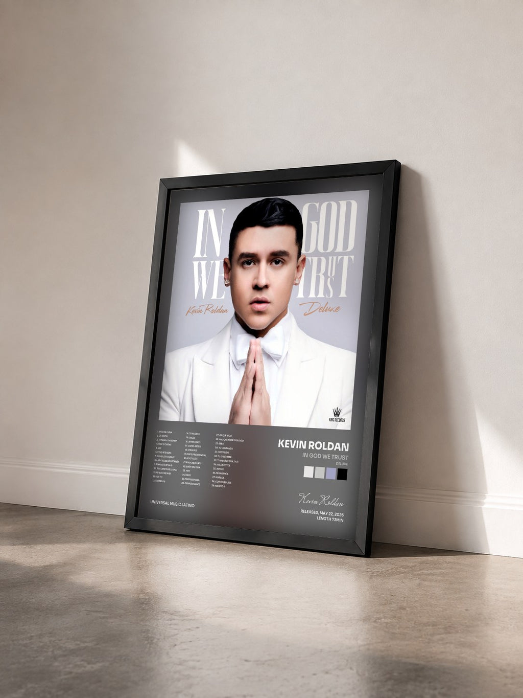 #noir Tableau de l'album In God We Trust (Deluxe) de Kevin Roldan vu de trois quarts, cadre noir
