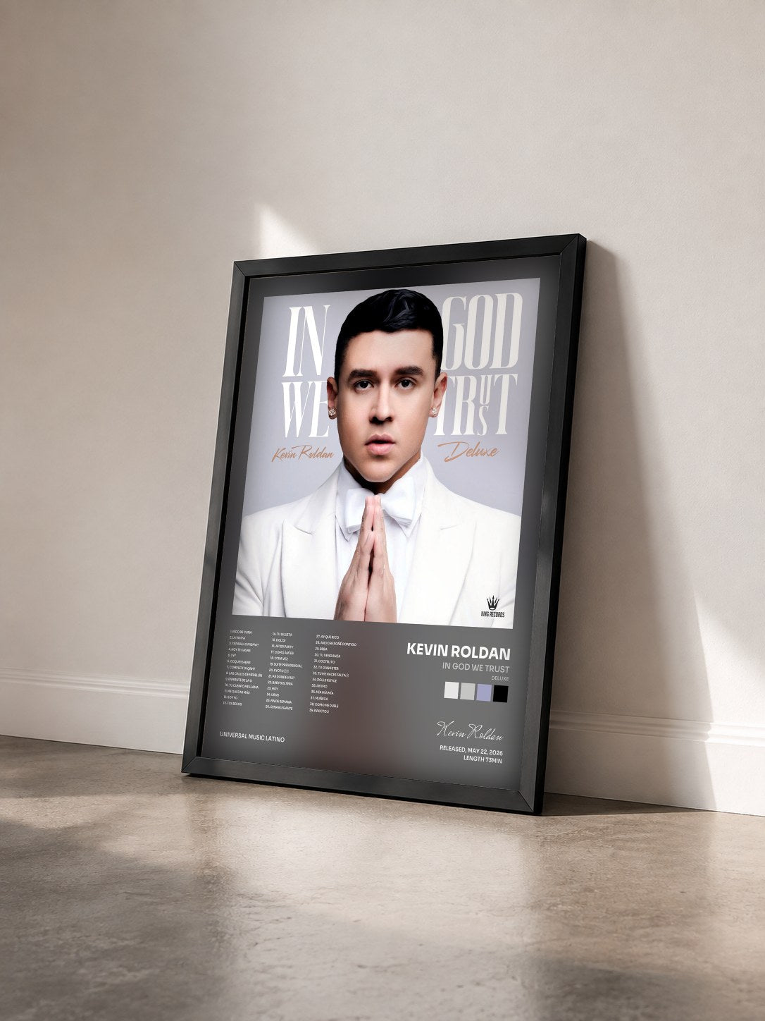 #noir Tableau de l'album In God We Trust (Deluxe) de Kevin Roldan vu de trois quarts, cadre noir