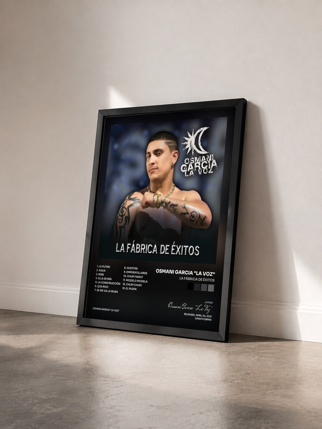 #noir Tableau de l'album La Fábrica de Éxitos de Osmani Garcia "La Voz" vu de trois quarts, cadre noir