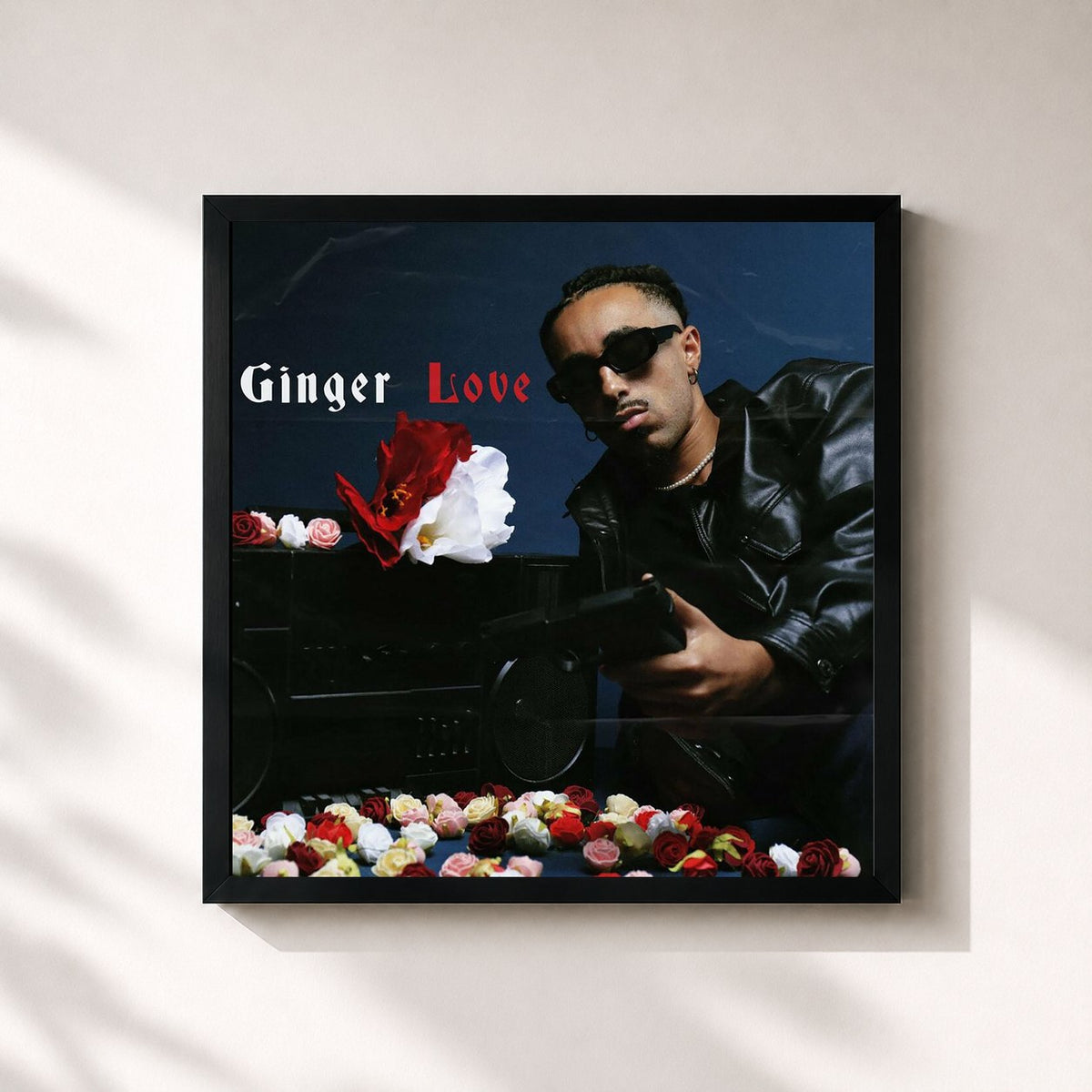 #noir GINGER LOVE de Low Jay en lámina cuadrada enmarcada, marco negro de 32x32 cm
